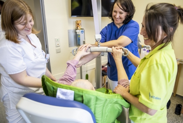 Lächelnde medizinische Angestellte helfen einem Patient